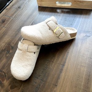 New Cushionaire mule slides. Wool like material. Birkenstock Clog style.